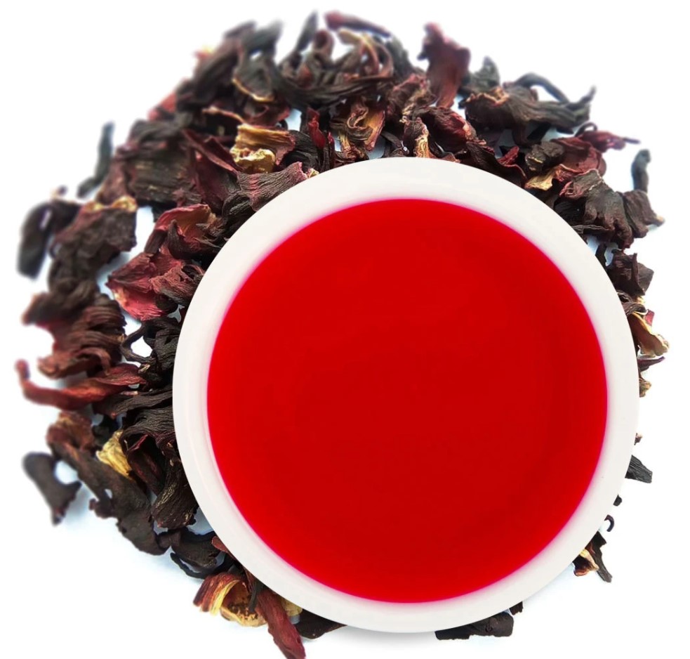 Красный чай в белой кружке